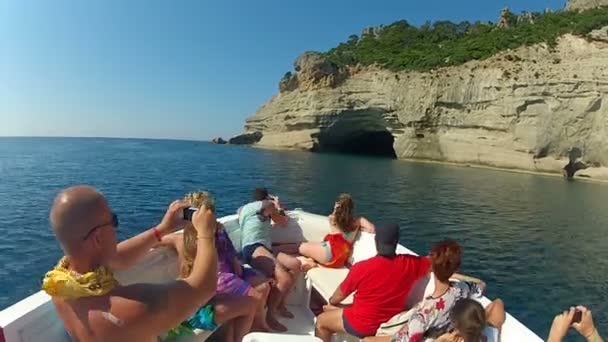 在一艘快艇上的游客使洞穴海的一张的照片。2013 年 6 月在土耳其安塔利亚的海边 — 图库视频影像