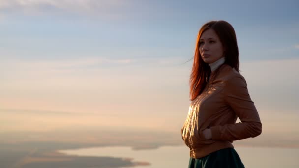 Retrato al aire libre de una joven posando al atardecer . — Vídeos de Stock