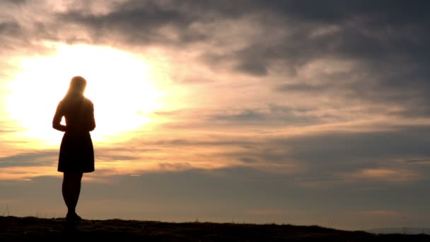 Siluett av kvinna poserar på gula solnedgången 3 — Stockvideo