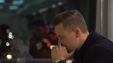Yakışıklı adam gece şehir arka plan üzerinde biri için bekliyor