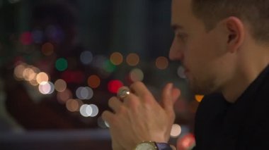 Yakışıklı adam gece şehir arka plan üzerinde biri için bekliyor