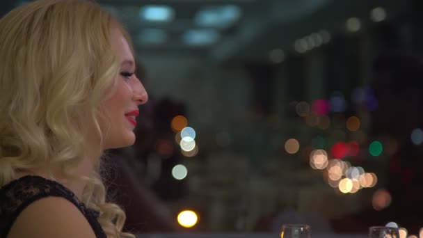 Sarışın şık kız saç modeli makyaj önünde gece şehir ışıkları ile — Stok video