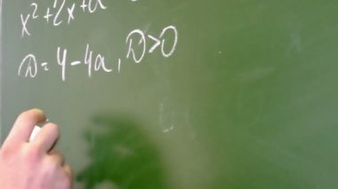 Öğrenci yazı tahtası, görev gerçekleştirir