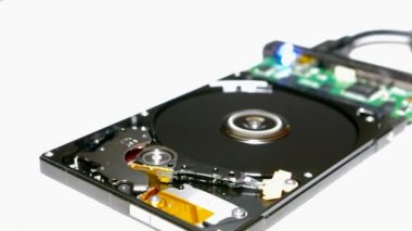 İş üstünde sert yuvarlak yüzey içinde beyaz bir arka plan