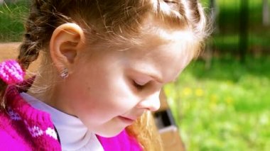 Bir kitap aracılığıyla leafing kız yakın çekim