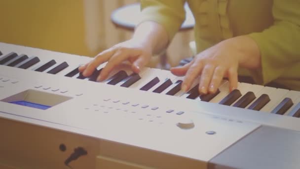 Spielen eines elektronischen Klaviers — Stockvideo