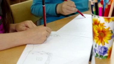 Çocuk bir kağıt üzerinde çekmek