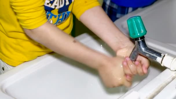 Children wash their hands — Stock Video