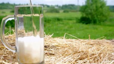 bira bir bardağa dökülür