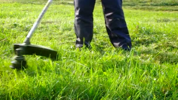 Trabajador segando hierba trimmer primer plano ralentizado Clip De Vídeo