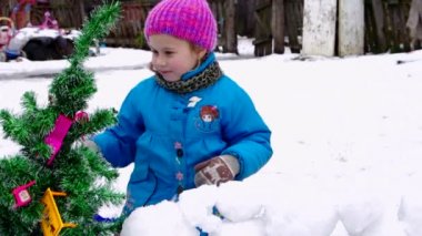 Noel ağacı ile oynayan kız