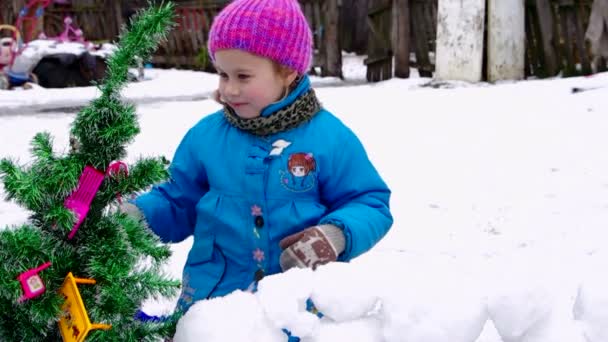 Noel ağacı ile oynayan kız — Stok video