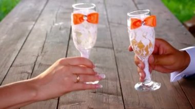 Yeni evliler elinde güzel gözlük