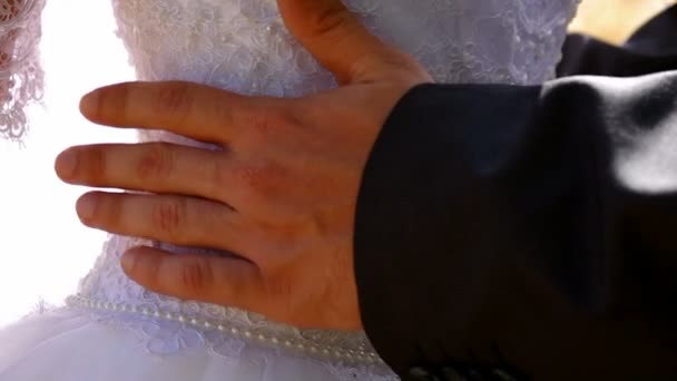 Le marié embrasse doucement la mariée 