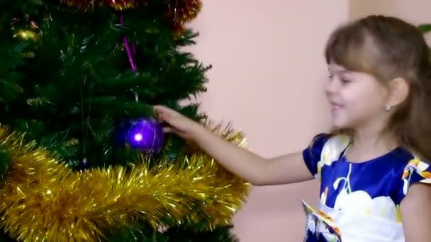 Menina brincando com um brinquedo de Natal — Vídeo de Stock