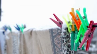 Çok renkli alışveriş clothespins ip üzerinde