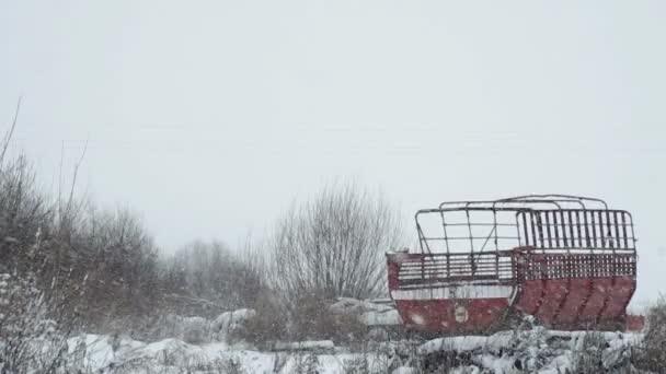 Abandoned trailer on winter field — Stock Video