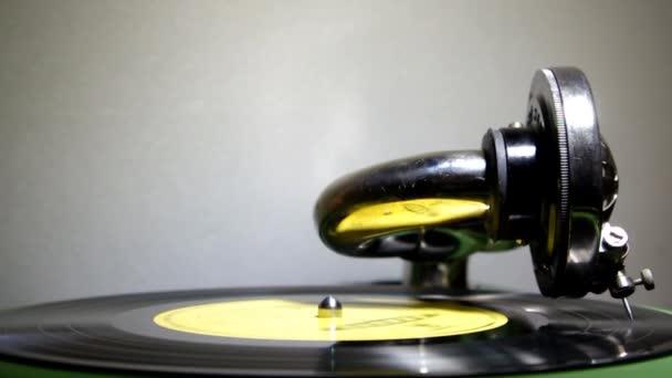 Old gramophone playing a yellow plate — Stock Video