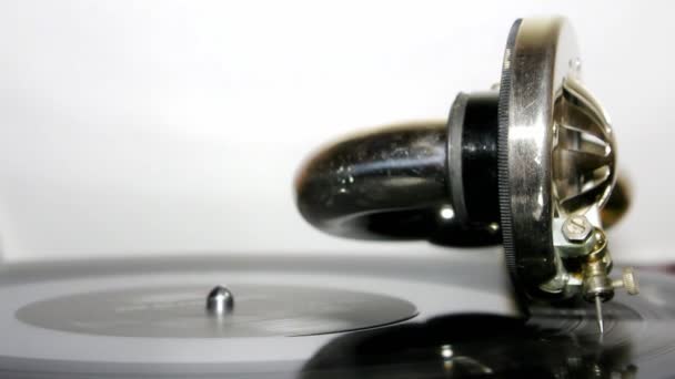 Vieux gramophone jouant disque gros plan — Video