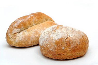 Beyaz arka planda taze ve sağlıklı ev yapımı ekmek.