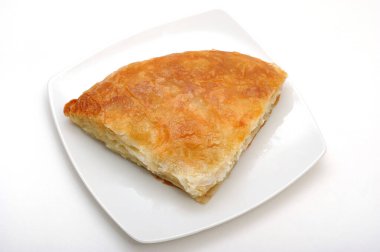 Beyaz zemin üzerinde Burek adı verilen geleneksel Sırp peynirli turta 