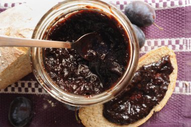 Geleneksel Sırp erik reçeli bir parça ev yapımı ekmeğe sürüldü