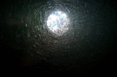 Saydam bir şişe ya da tüp içinde sayısız sabun köpüğünün yakın plan görüntüsü şebeke deseni gibi bir kristal oluşturur.