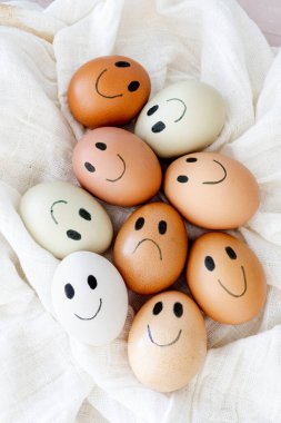 Mutlu ve Üzgün Yumurta Surat. Tazelik ve Duygu Konsepti