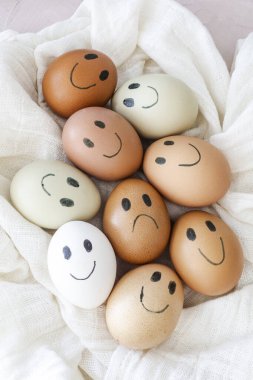 Mutlu ve Üzgün Yumurta Surat. Tazelik ve Duygu Konsepti