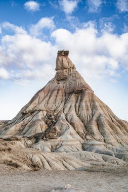 Bardenas Reales Doğal Parkı 'ndaki ünlü kaya oluşumu Castildetierra' nın ikonik görüntüsü, Navarra, İspanya.