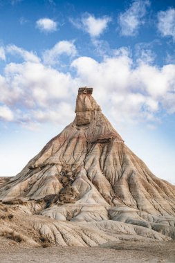 Bardenas Reales Doğal Parkı 'ndaki ünlü kaya oluşumu Castildetierra' nın ikonik görüntüsü, Navarra, İspanya.