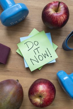 Sticky note with handwritten motivational message Do it, concept of inspiration, encouragement and productivity.