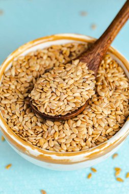 Keten tohumlarıyla dolu bir seramik kaseye yakın plan..