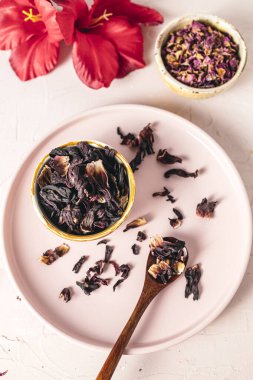 Kurumuş amber yaprağı yakın plan canlı ve aromatik bitkisel aşılama için kullanılmaya hazır..