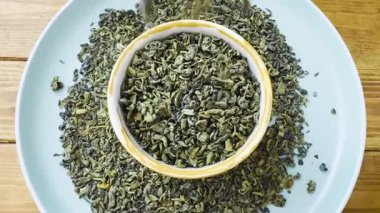 Yakın plan kurumuş yeşil çay.