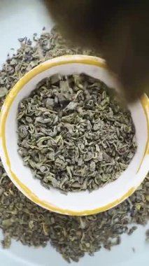 Yakın plan kurumuş yeşil çay.