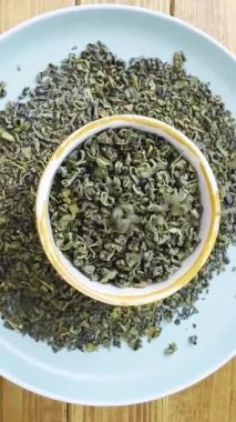 Yakın plan kurumuş yeşil çay.