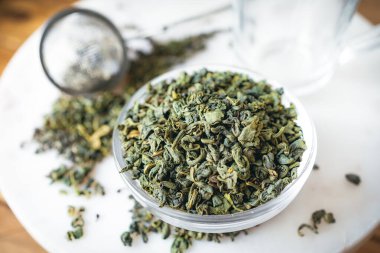 Organik kurutulmuş yeşil çay yaprakları taze ve aromatik karışıma hazır. Doğal, sağlıklı ve antioksidan açısından zengin..