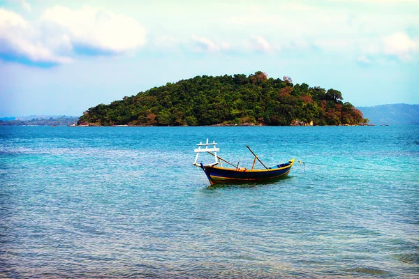 Лодка на фоне острова в Таиланде . — стоковое фото