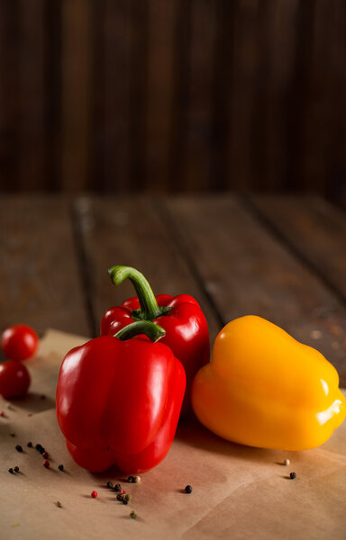 Свежие овощи, болгарский перец, помидоры черри и специи на деревянном фоне
