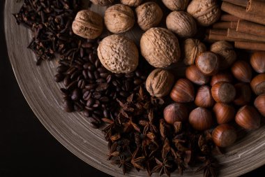 baharat pişirme, tarçın, yıldız anason, karanfil, fındık, Hindistan cevizi, ahşap arka plan üzerinde kahve çekirdekleri için