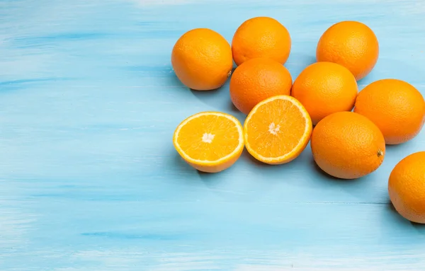 Naranjas sobre fondo de madera azul —  Fotos de Stock