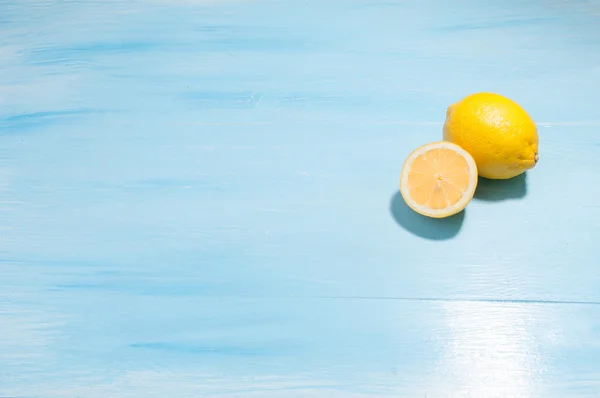 Лимони на синьому фоні — стокове фото