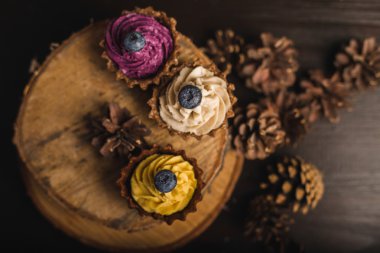 ahşap üzerine cupcakes