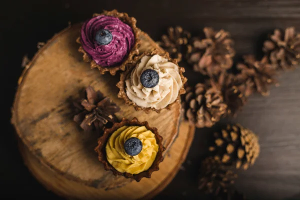 ahşap üzerine cupcakes