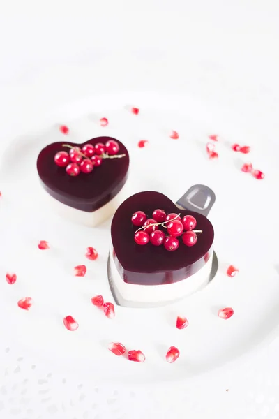 Gateau De Saint Valentin En Forme De Coeur Sur Fond Blanc Avec Decor Blanc Personne Produits Alimentaires Stock Photo