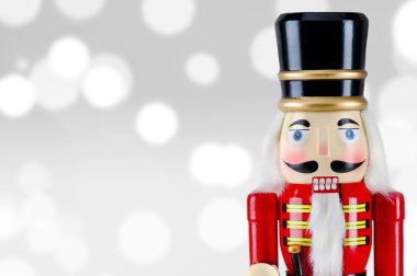 Asker Fındıkkıran heykel ayakta Noel ışıkları önünde