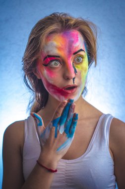 Güzel kız, vücut sanatı