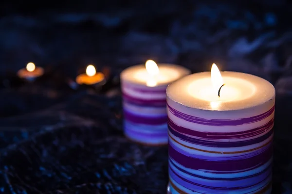 Крупный план горящих свечей — стоковое фото