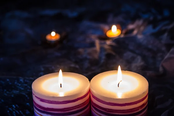 Крупный план горящих свечей — стоковое фото